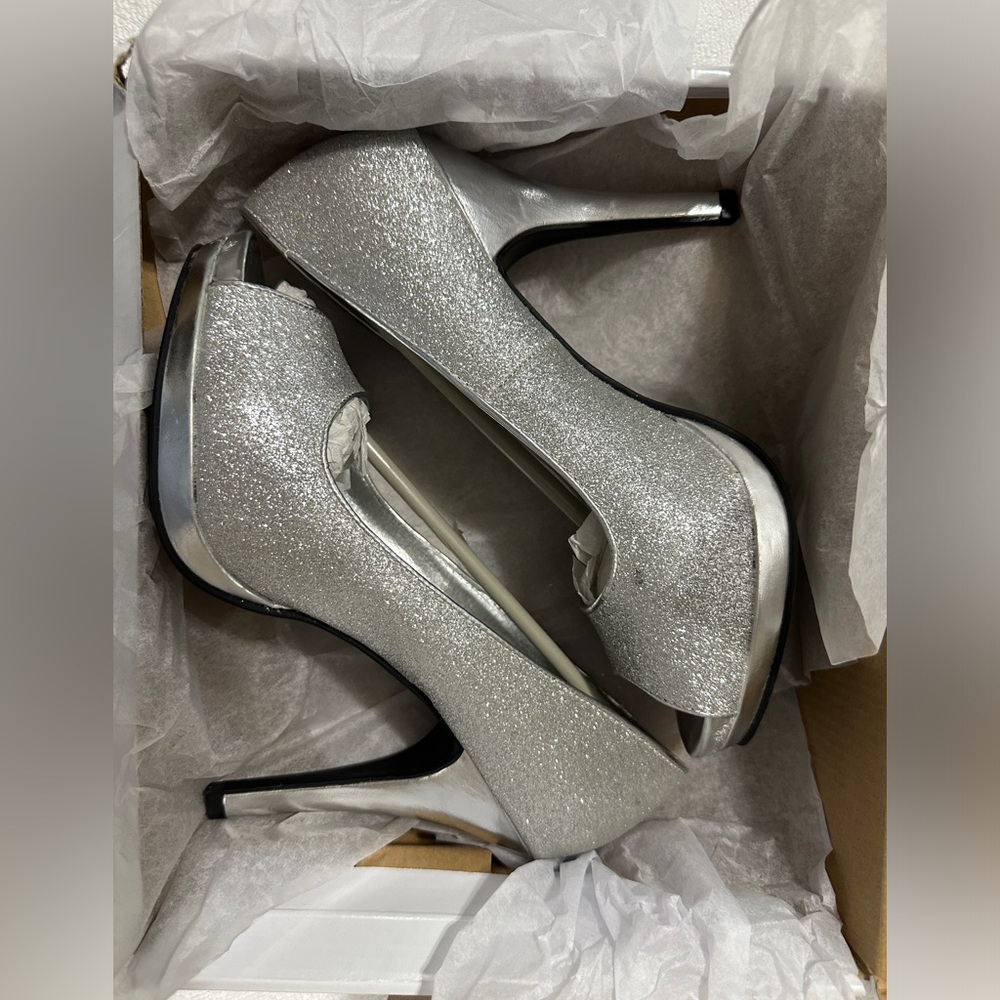 Women’s Rampage Gracee size 8m silver glitter heels! So pretty and shiny.